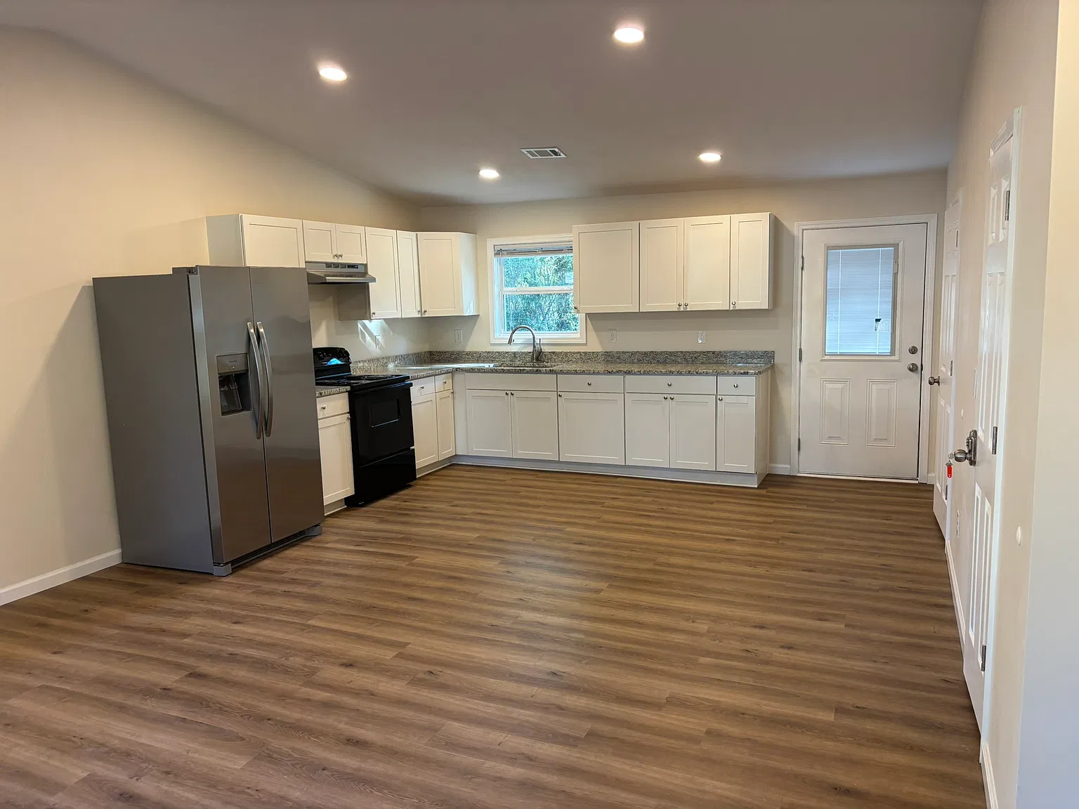 3 bed, 1318 sqft, $1,650 — Photo 2