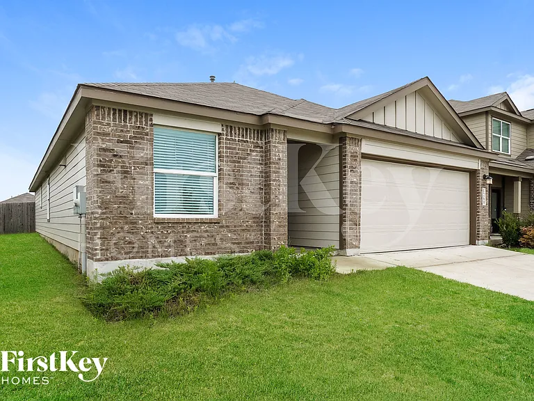 1260 Treehouse Ln — Photo 2