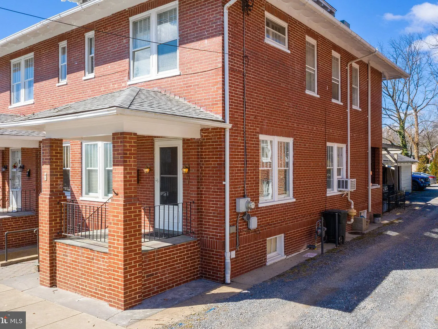 3 bed, 1.5 bath, 1359 sqft, $2,300 — Photo 3