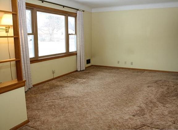 3rd image of 200 Haskell St E