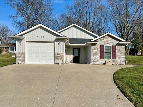 1905 Cedar St, Higginsville, MO 64037