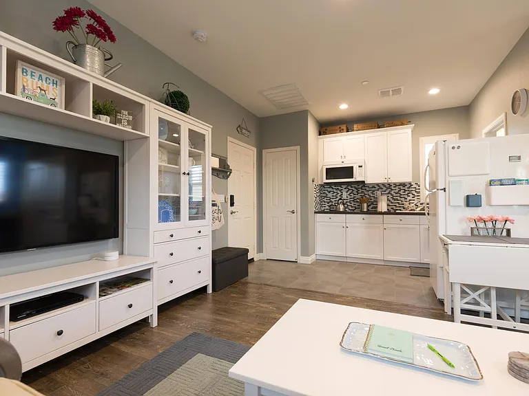 3400 N Oxnard Blvd — Photo 4