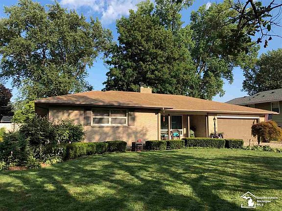 2nd image of 1366 Hollywood Dr