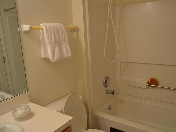 4th image of 870 Village Dr