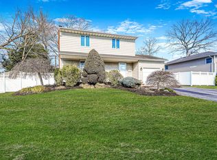27 Saratoga St, Commack, NY 11725