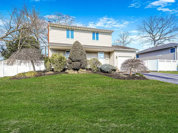 27 Saratoga Street, Commack, NY 11725