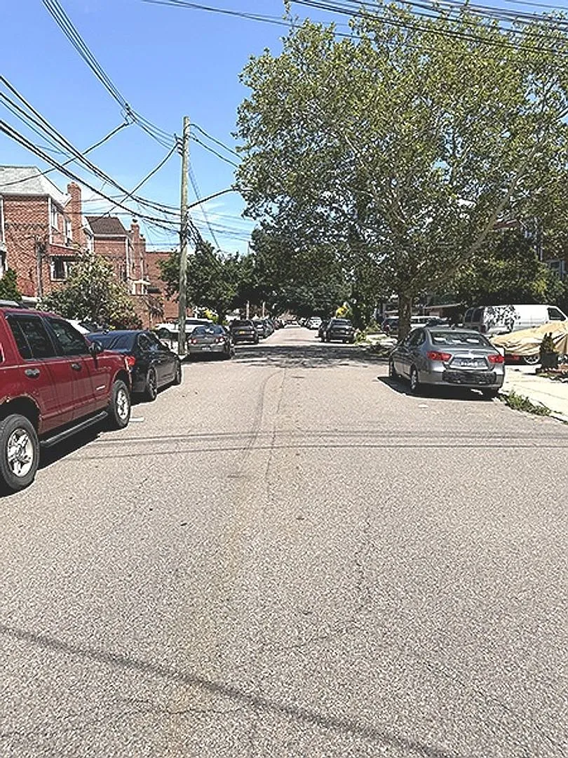 3rd floor, 2-bedroom in Maspeth — Photo 4