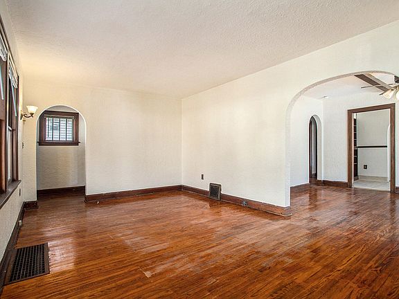 5th image of 251 Eldred St