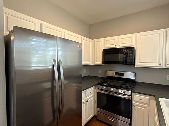4th image of 5601 Fairview Rd APT 25