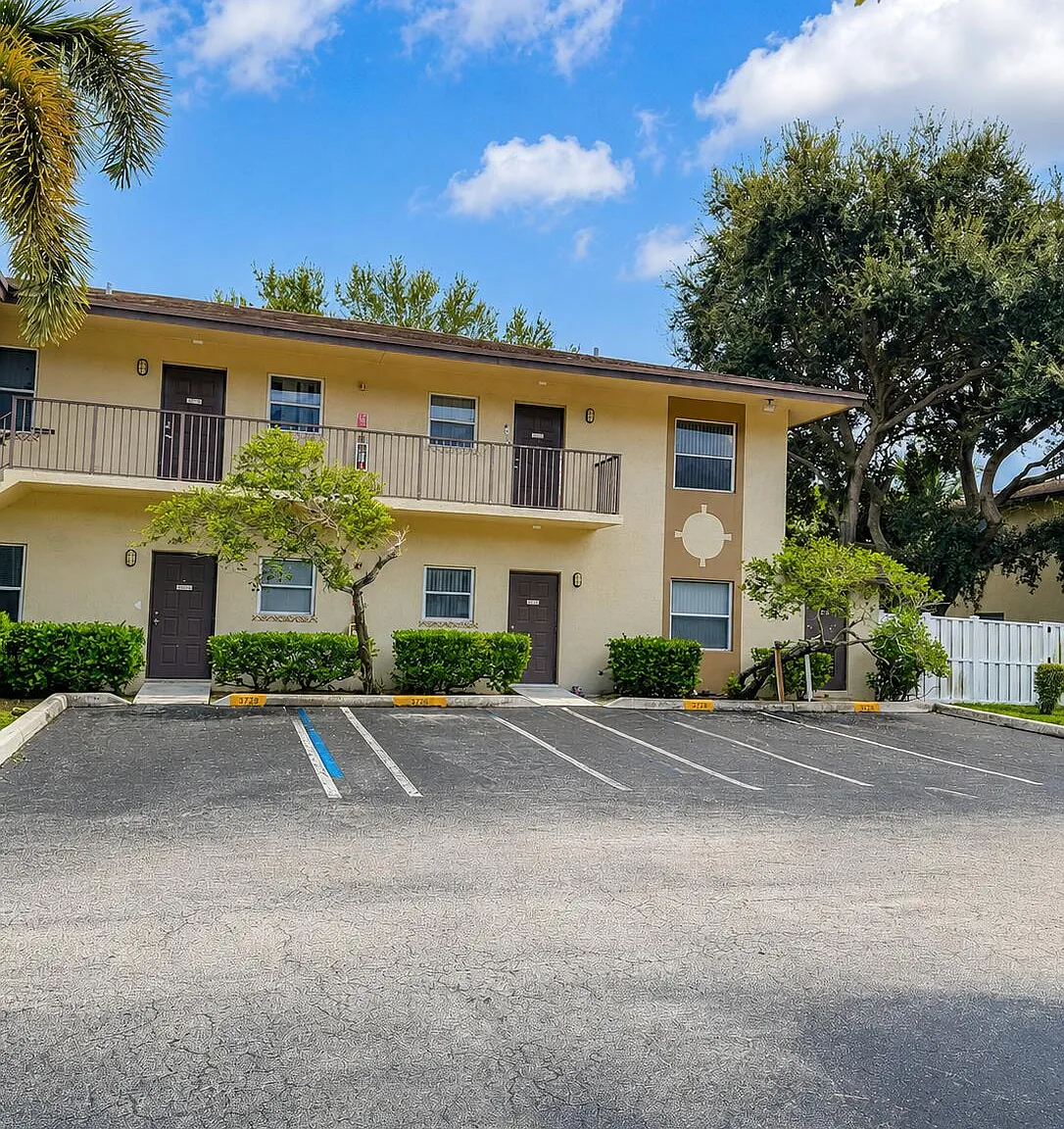 2 bed, 2.0 bath, 886 sqft, $2,000 — Photo 1