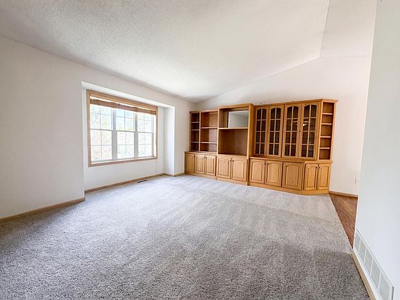 3rd image of 14734 Yosemite Ave S