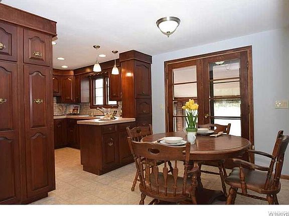 3rd image of 815 Maryvale Dr