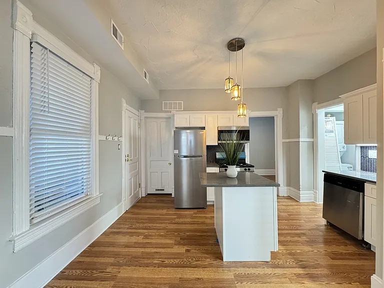 1721 W Nelson St — Photo 2