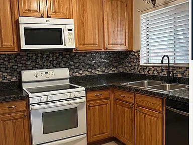 3 bed, 1200 sqft, $3,075 — Photo 2