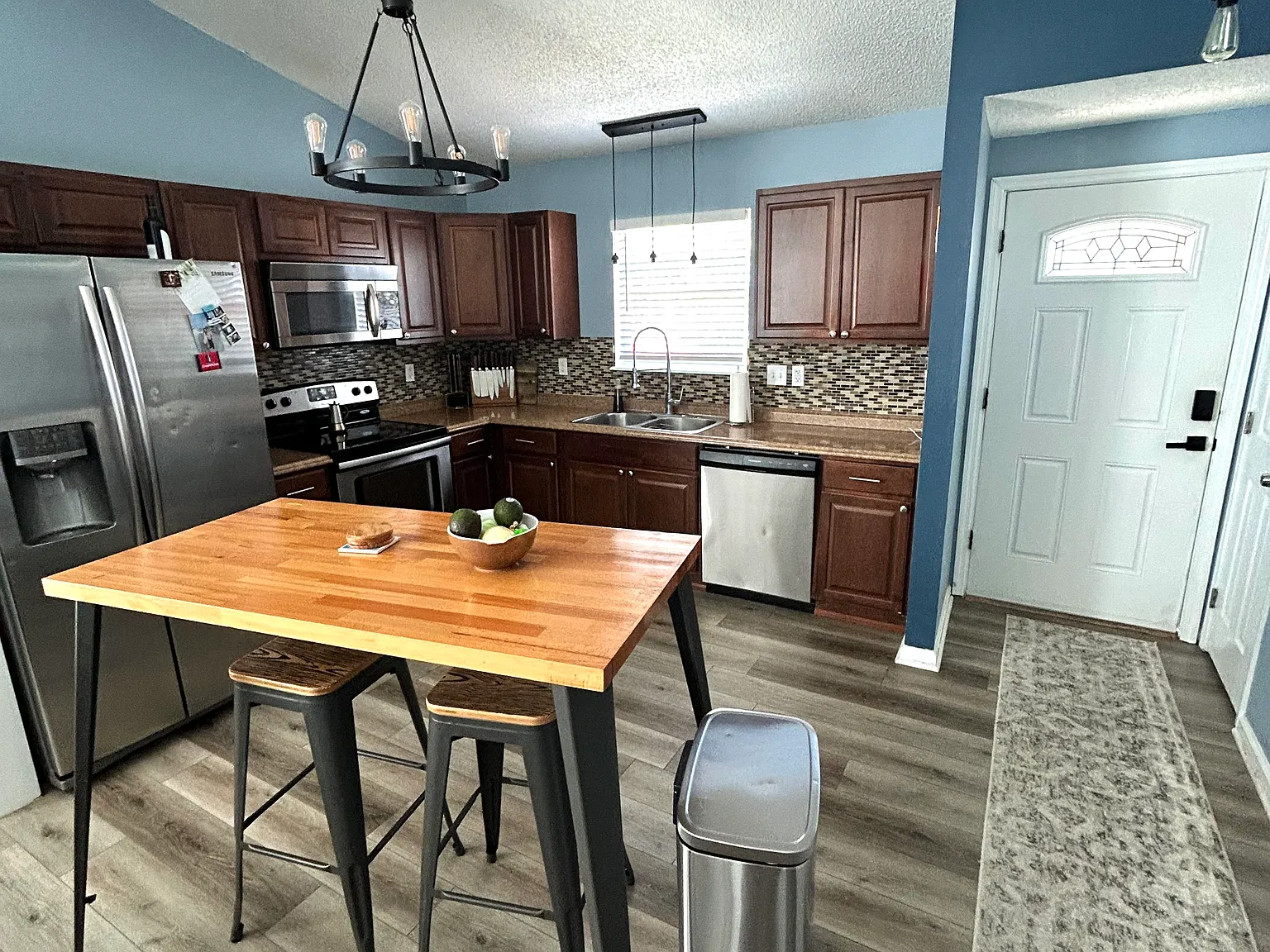 3 bed, 1192 sqft, $2,100 — Photo 4