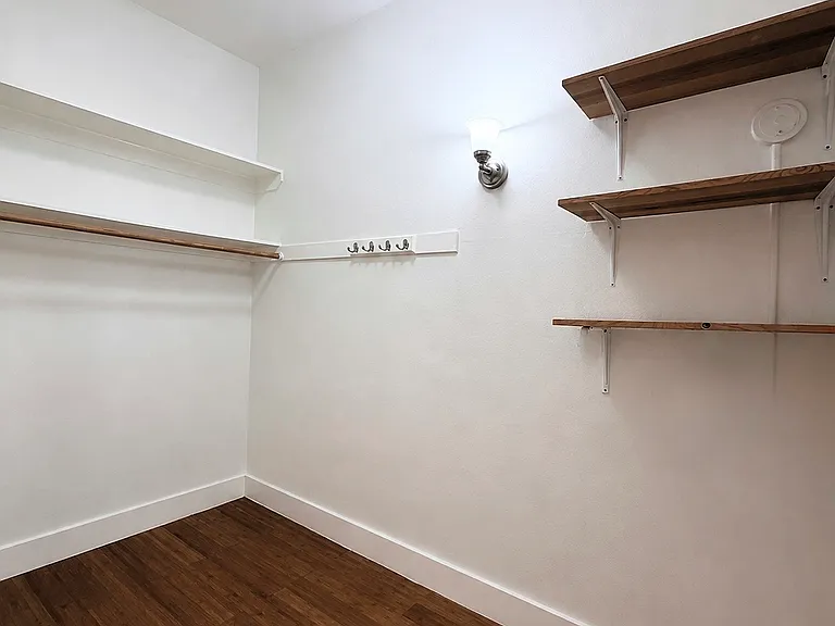 325 W 3rd St #208 — Photo 4