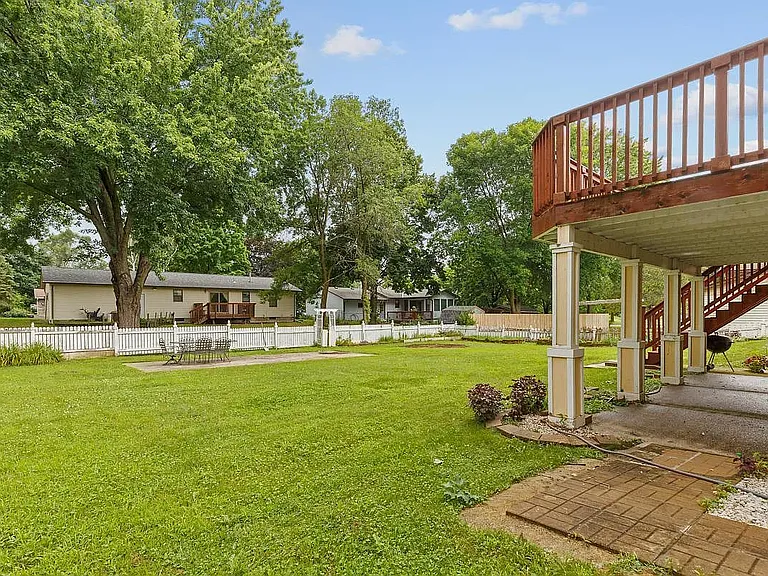 751 Lathrop Dr — Photo 4
