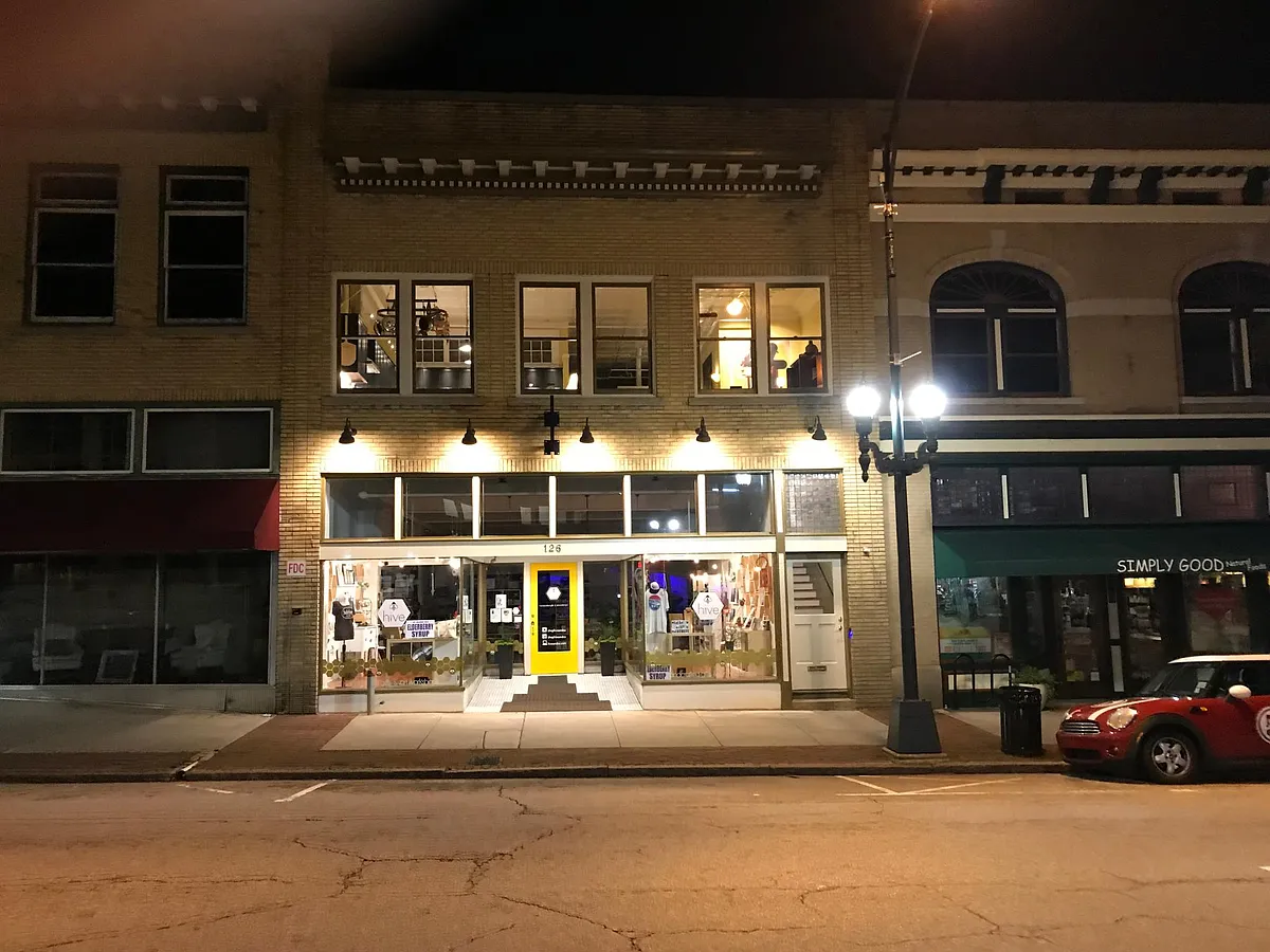 Building Photo - 126 E Innes St #204