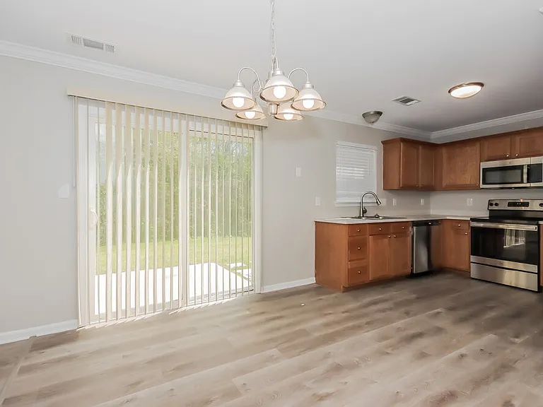 142 Hampshire Dr — Photo 5