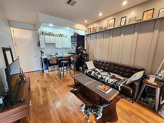 2nd image of 715 De Kalb Ave #3R
