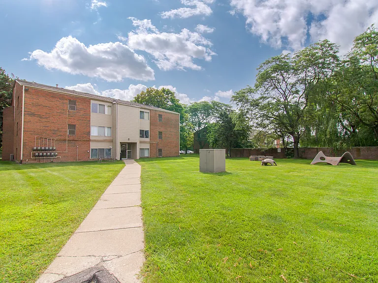 Garfield Park Apartments — Photo 18