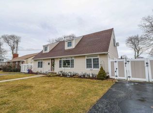 55 Winchester Dr, Lindenhurst, NY 11757
