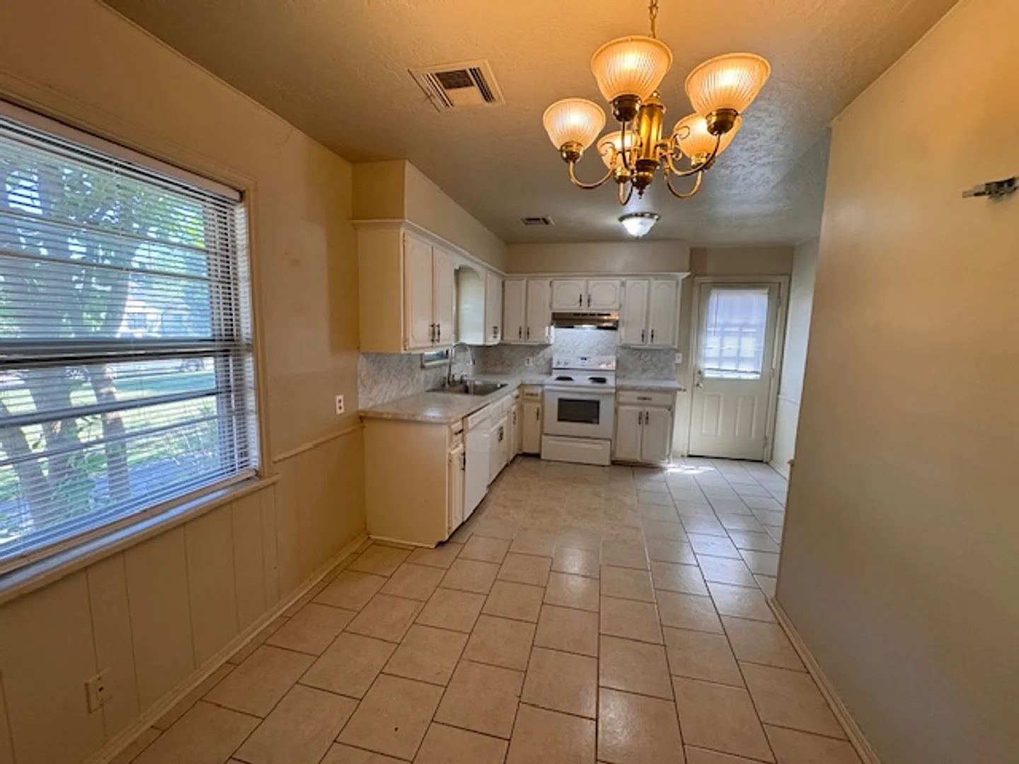 2 bed plus loft, 1 bath, garage conversion, great area! New countertops and kitchen and bath upda... — Photo 4