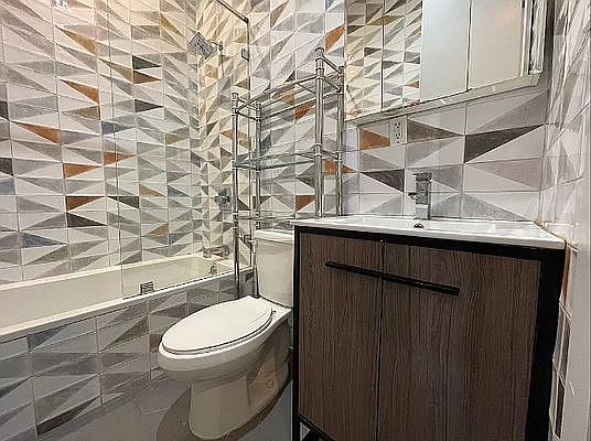 4th image of 520 Howard Ave #2L