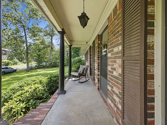 3rd image of 300 Ridgewood Rd