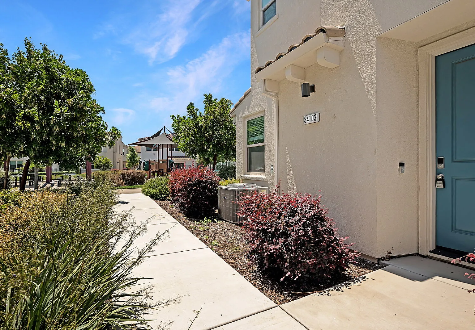 3 bed, 3.0 bath, 1774 sqft, $2,900 — Photo 2