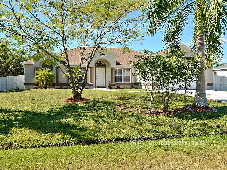 2090 SW Capeador St — Photo 2
