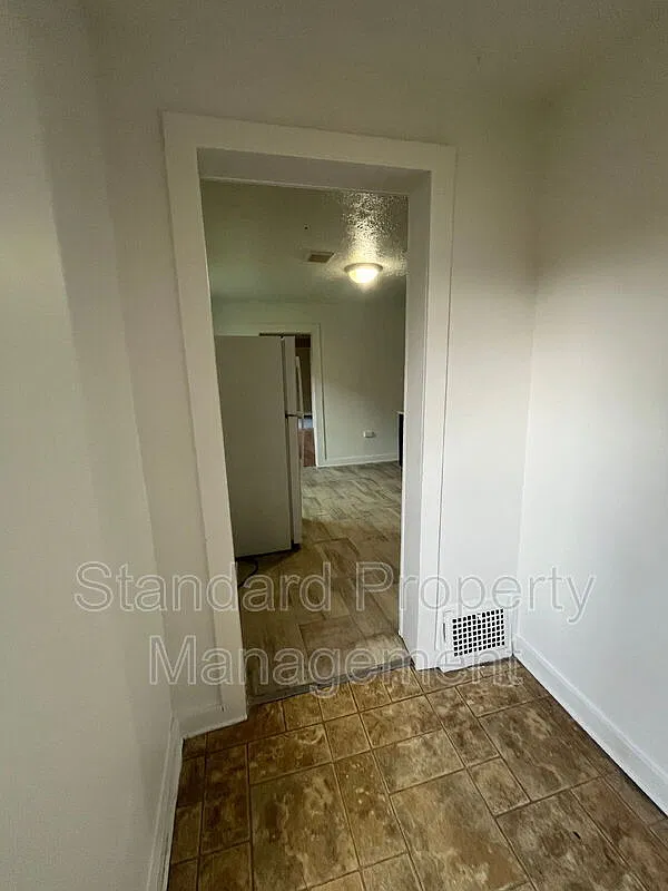 4 bed, 1.0 bath, $1,300 — Photo 2