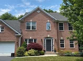 16 Maple Leaf Dr, Belford, NJ 07718