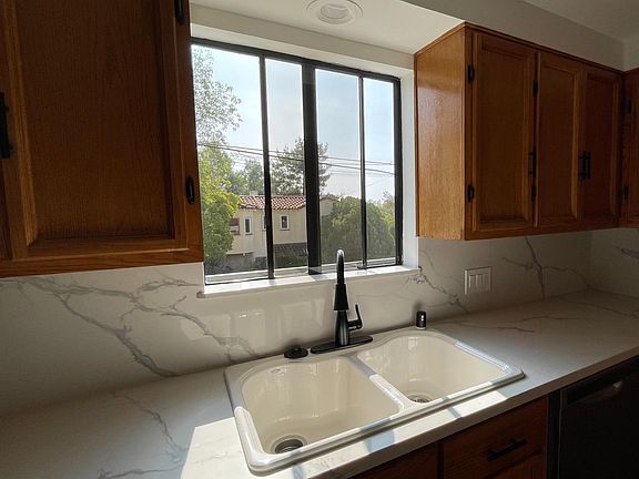Newly remodeled fully equipped kitchen
