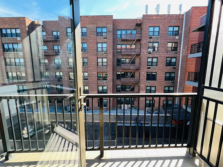 45 Hinckley Pl #4G — Photo 2