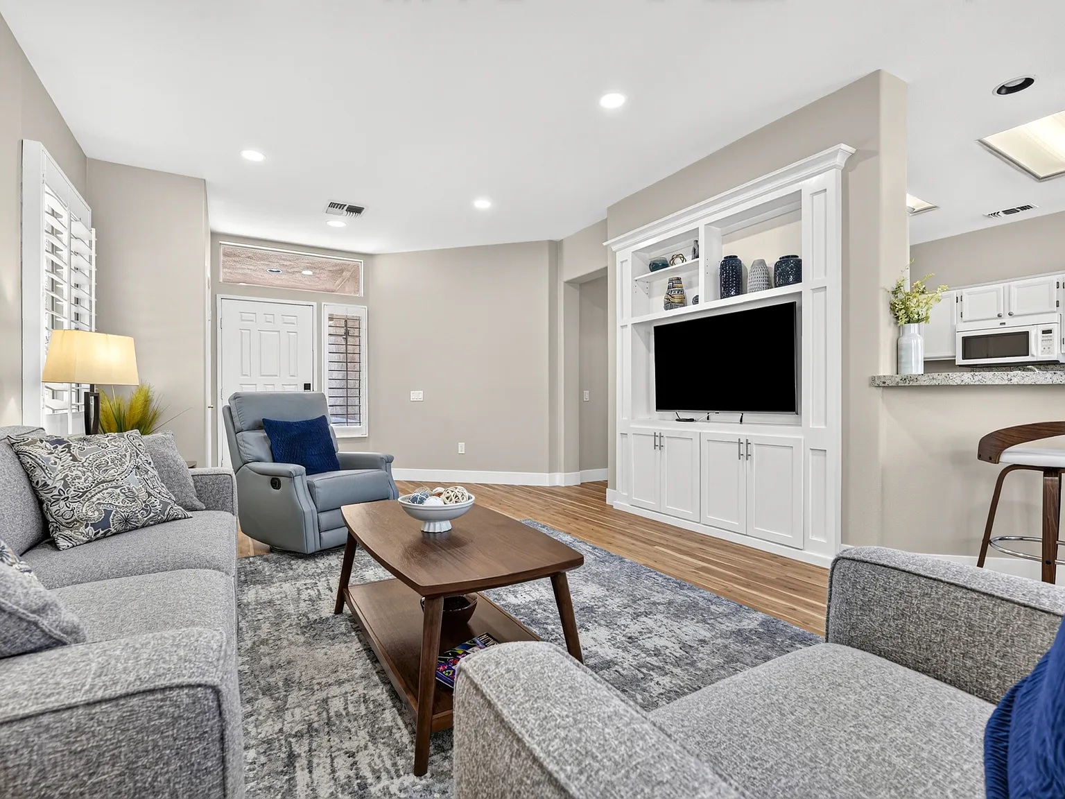 2 bed, 1366 sqft, $4,400 — Photo 3