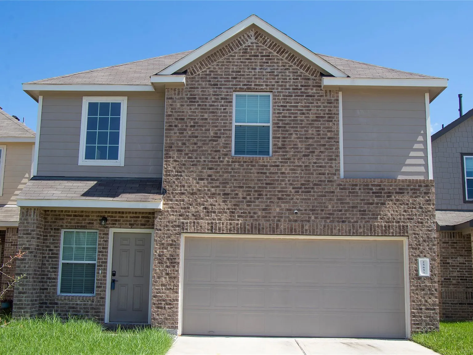 4 bed, 2.5 bath, 2071 sqft, $2,400 — Photo 2