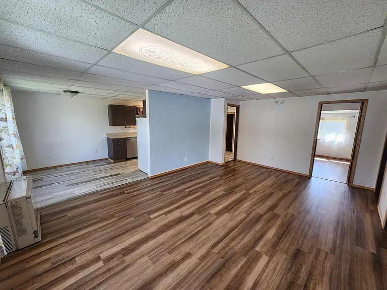 227 SE Eisenhower St #E — Photo 8