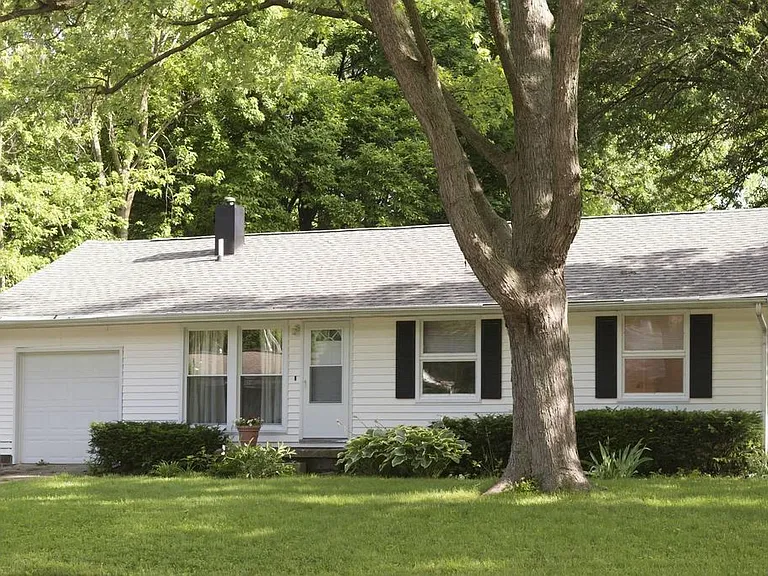 1618 Sangamon Dr — Photo 1
