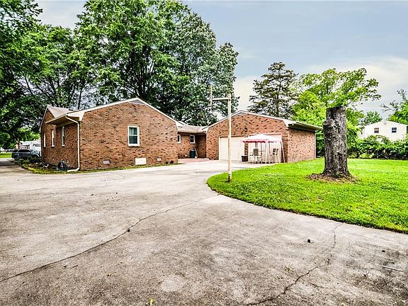4th image of 104 N Myra Dr