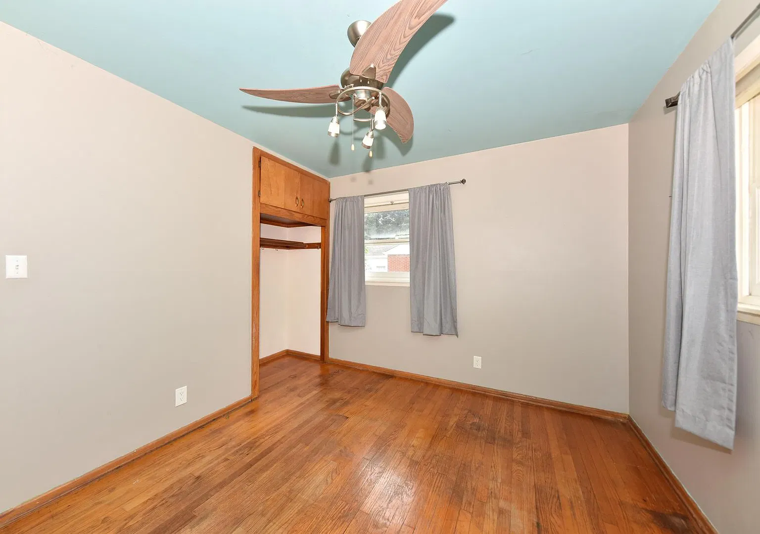 Charming 3 Bedroom/2 Bathroom Single Family Home — Photo 4