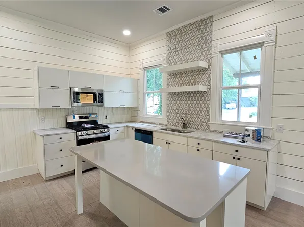 917 W 6th St, Taylor, TX 76574