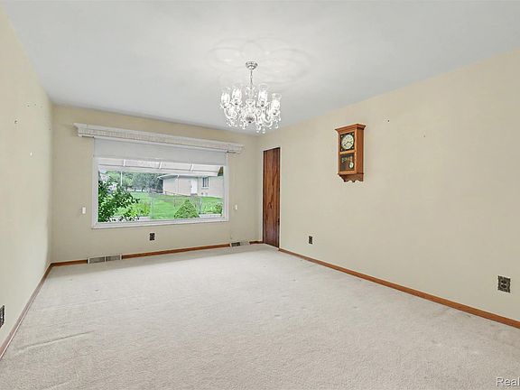 5th image of 17491 Woodside St