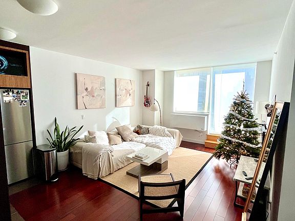 4th image of 620 W 42nd St APT S50f