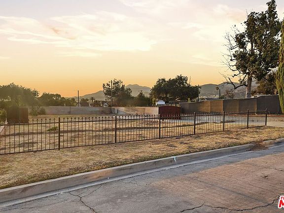 4th image of 214 W Poppyfields Dr