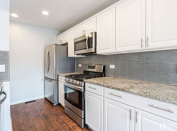 5th image of 29W553 Winchester Cir N #3