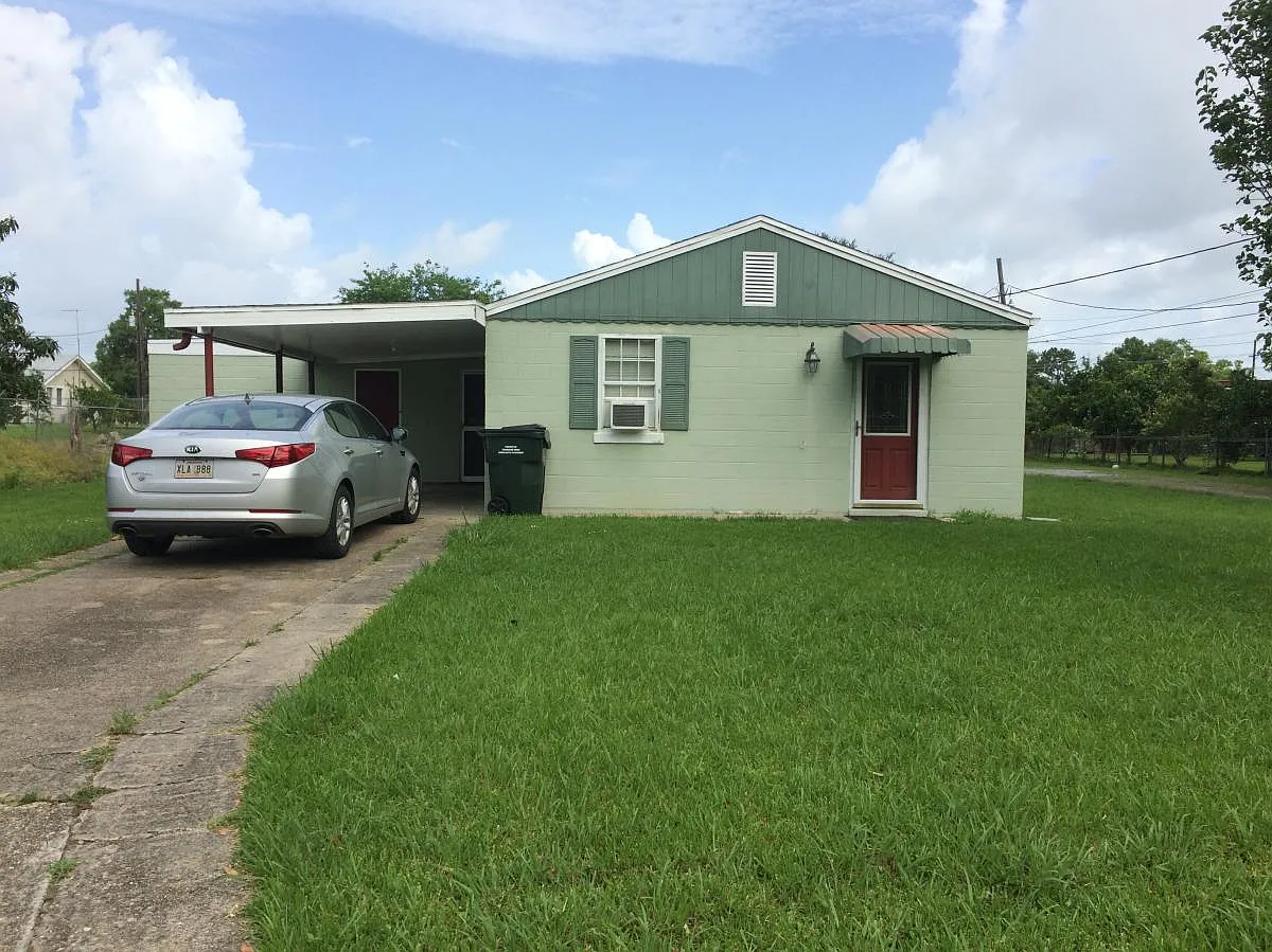 2 bed, $1,050 — Photo 1