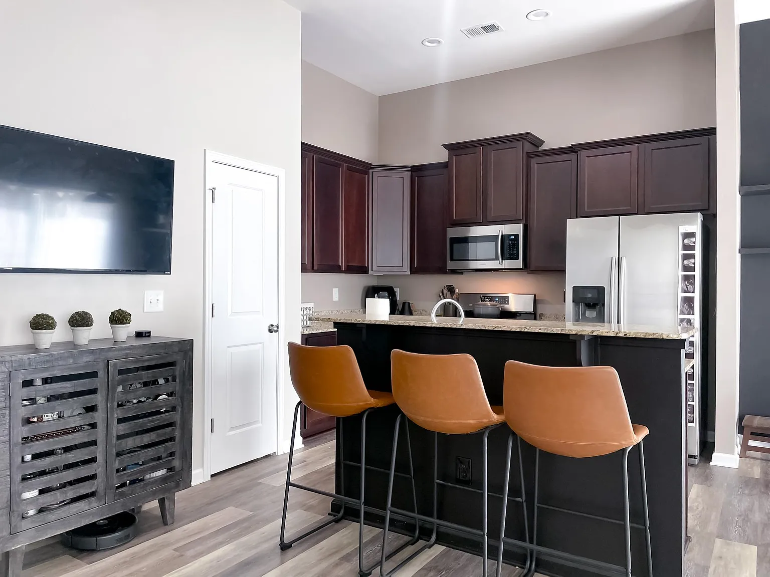 560 Burnaby Ct — Photo 4