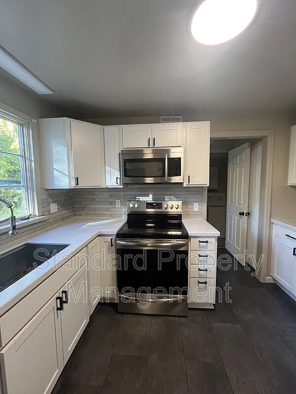 3 bed, 1.5 bath, 1833 sqft, $2,650 — Photo 4