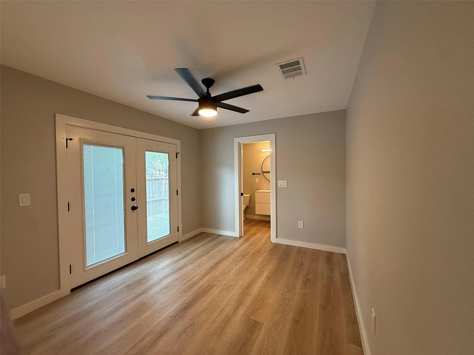 3 bed, 2.0 bath, 1168 sqft, $2,295 — Photo 3
